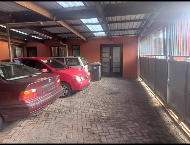 6 BEDROOM HOUSE FOR SALE IN WOODLANDS